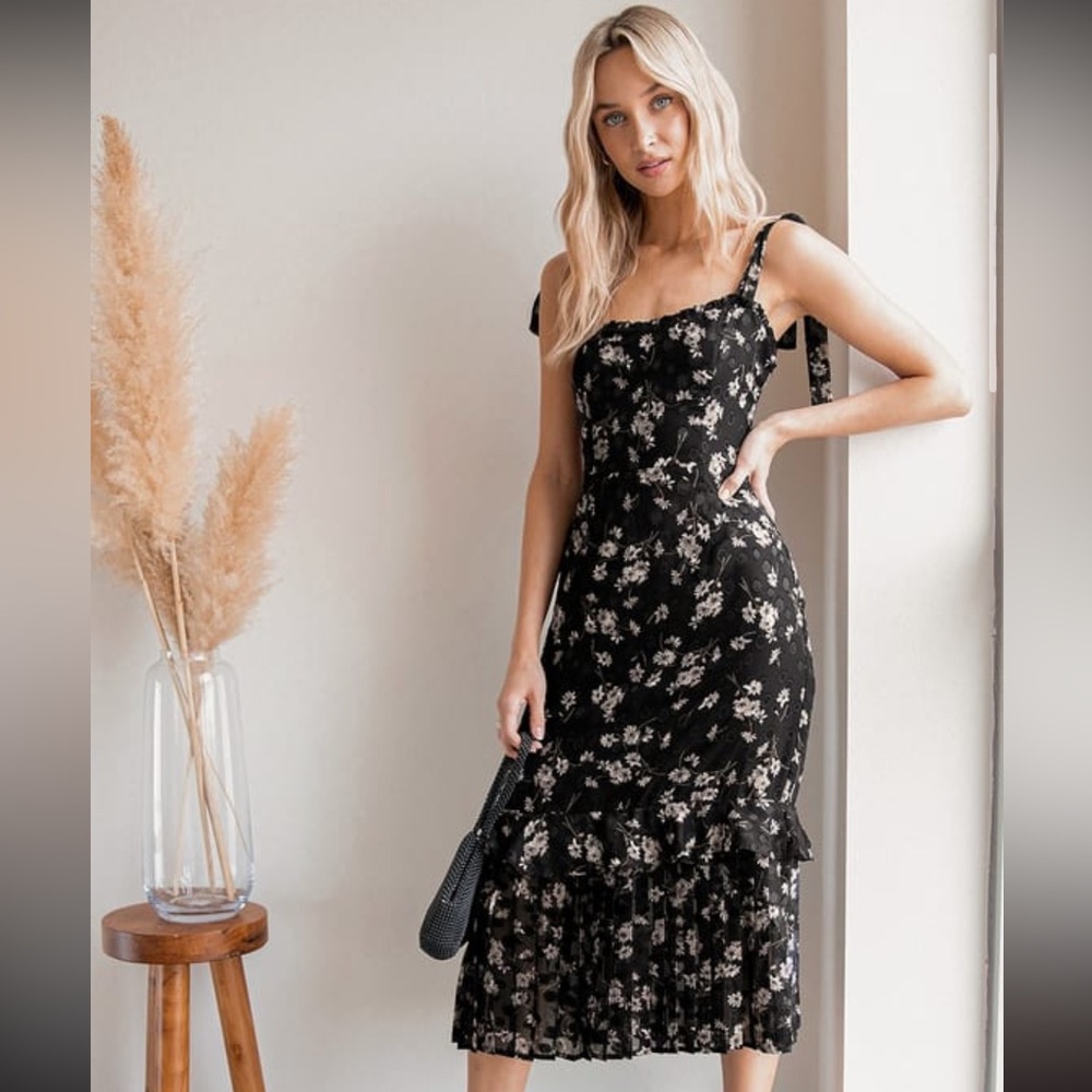 Lulu’s Terrace Views Tiered Midi Dress
